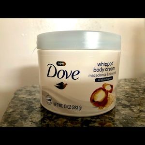DOVE whipped body cream in macadamia & rice milk